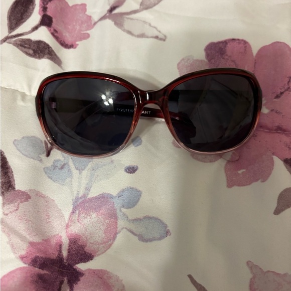 Foster Grant Red and Black Sunglasses - Picture 7 of 7